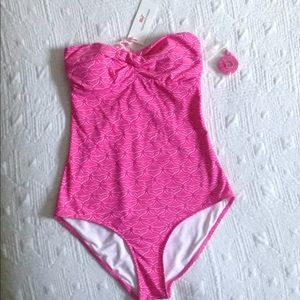 NWT Vineyard Vines XS $108 one piece tail print